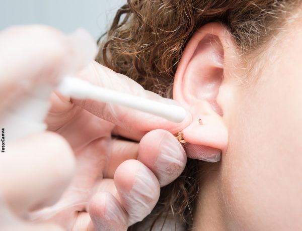 Foto de mujer siendo perforada en la oreja