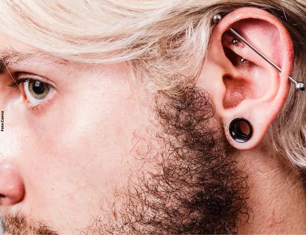 Foto de  hombre con oreja perforada con piercing