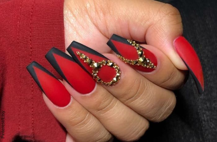 Foto de uñas rojas con negro y dorado