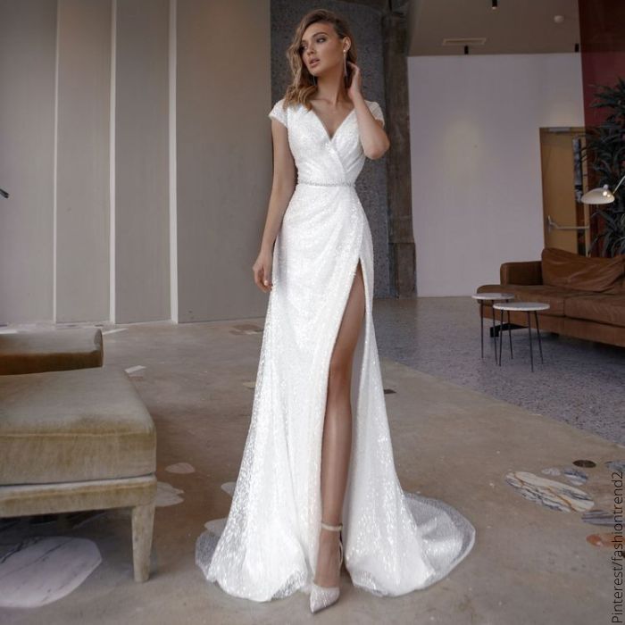 Foto de mujer con vestido blanco largo y elegante