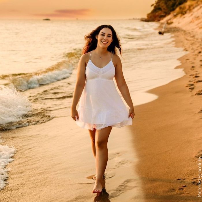 Foto de mujer con vestido blanco en la playa