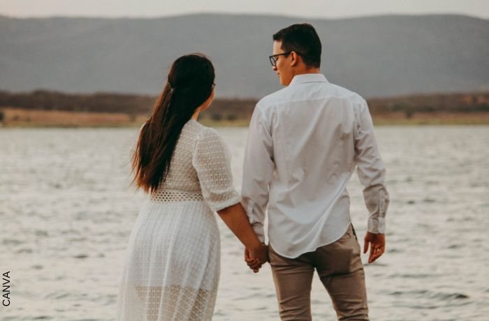 Foto de una pareja frente a un lago