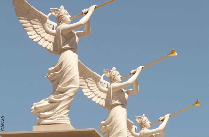 Foto de estatuas de ángeles con trompetas