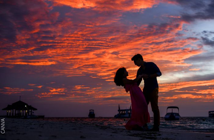 Foto de una pareja bailando en la playa