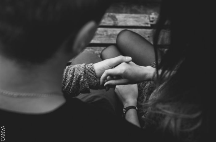 Foto a blanco y negro de una pareja tomada de la mano