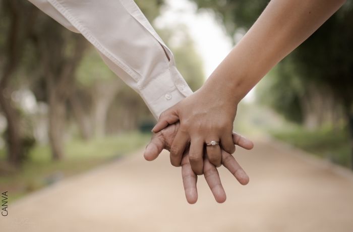 Foto de las manos entrelazadas de una pareja