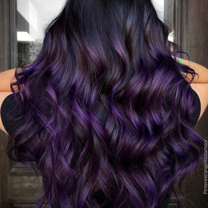 Foto de mujer con el cabello negro y violeta