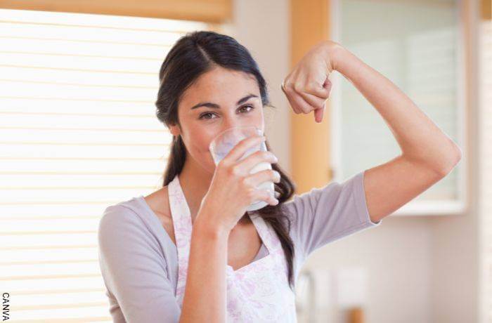 Foto de una mujer tomando leche