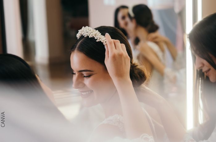 Foto de una mujer probando una tiara de novia
