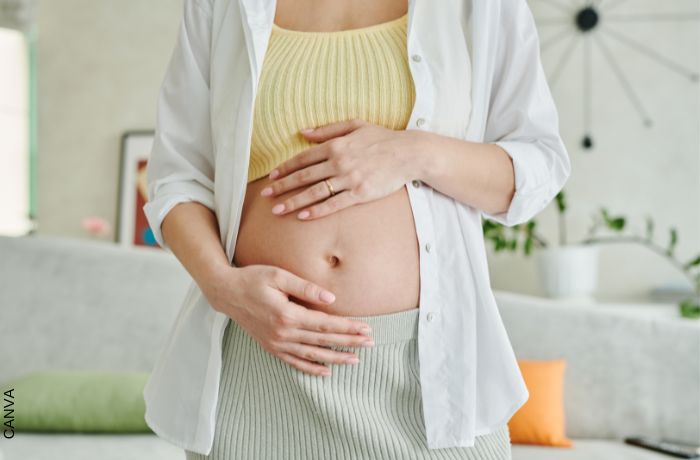 Foto de mujer embarazada con la barriga destapada