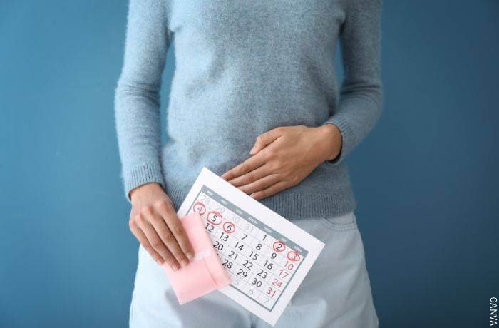 Foto de una mujer con un calendario en la mano