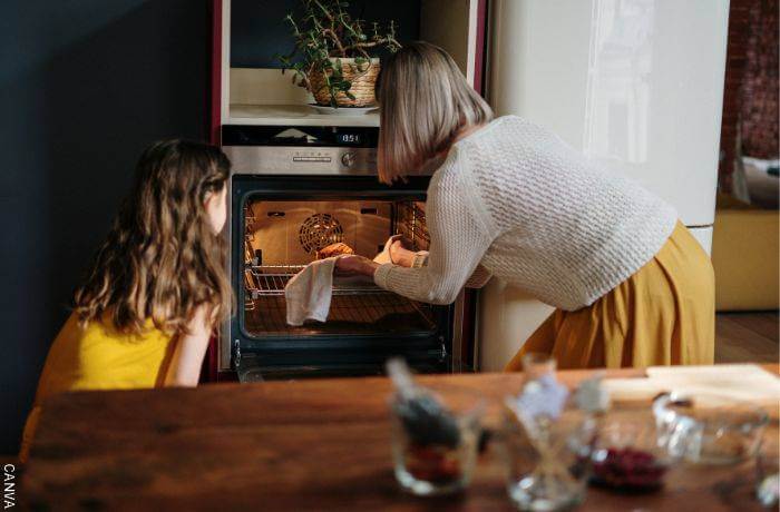 Foto de una niña y una mujer horneando