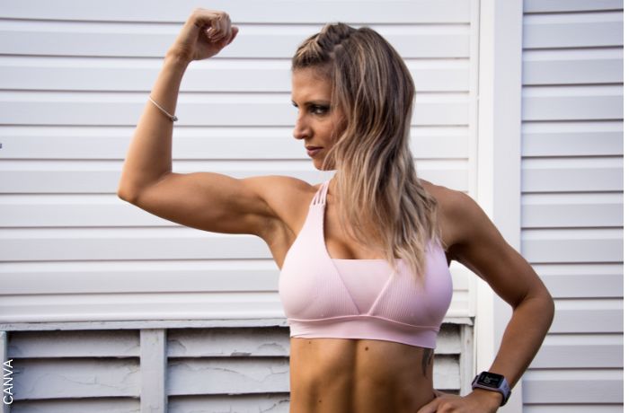 Foto de mujer mostrando los músculos del brazo