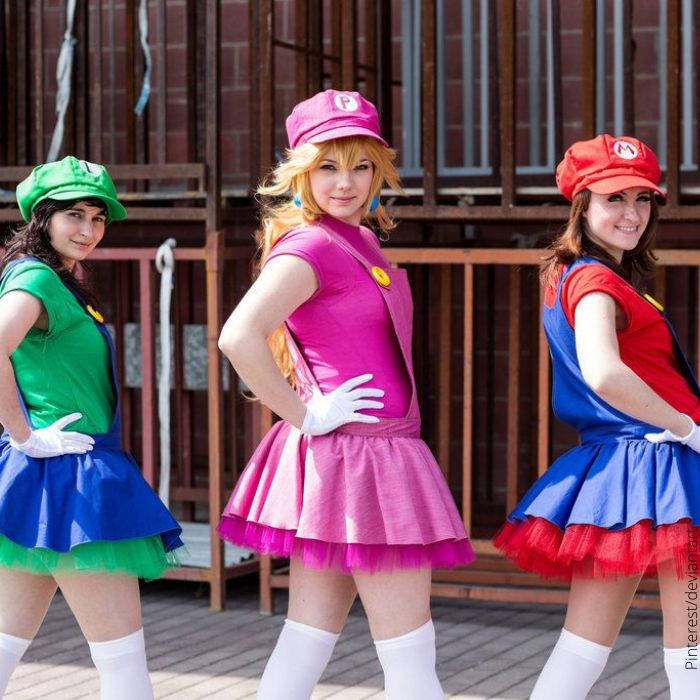 Foto de tre mujeres vestidas de personajes de Mario Bros