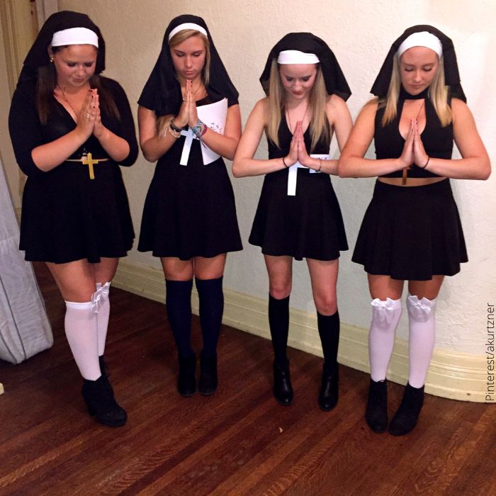 Foto de cuatro mujeres disfrazadas de monjas