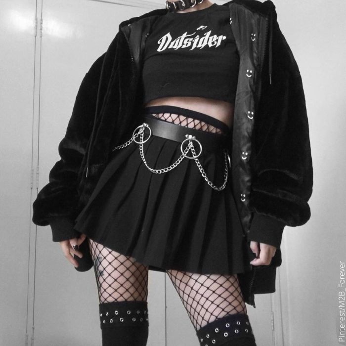 Foto de mujer vestida con estilo grunge