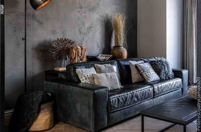 Foto de una sala con sofá de cuero negro
