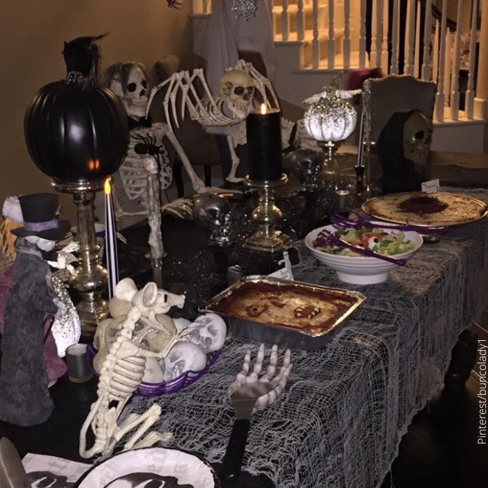 Foto de decoración para Halloween con esqueletos