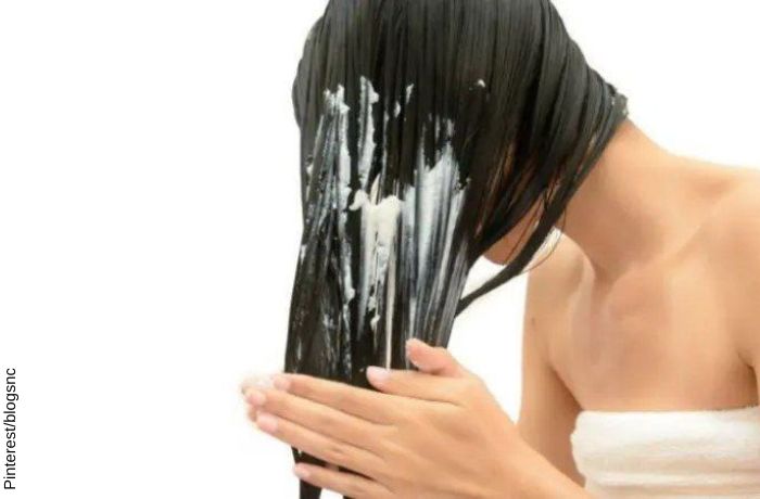 Foto de mujer aplicándose mascarilla de arroz para el cabello