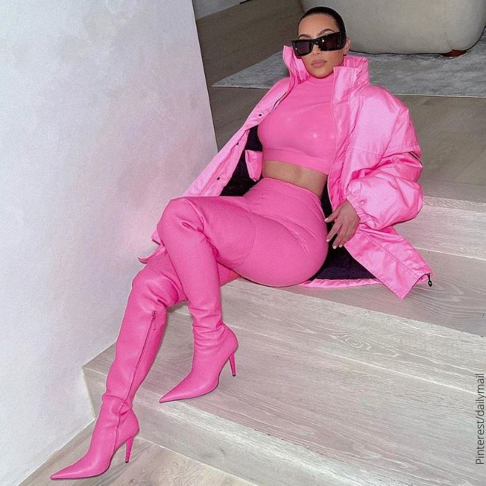 Foto de mujer con outfit completamente color rosa