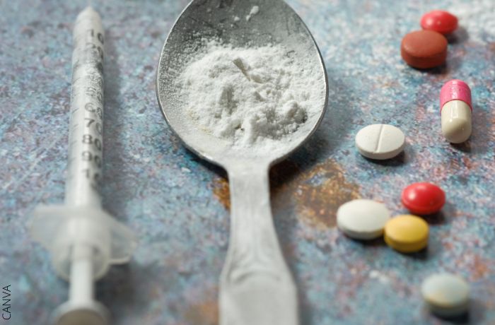 Foto de una cuchara con droga, unas pastillas y una jeringa