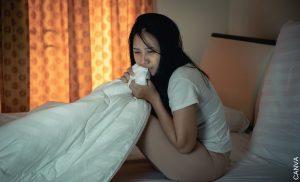 Sensación de caerse mientras duermes. ¿Por qué sucede?