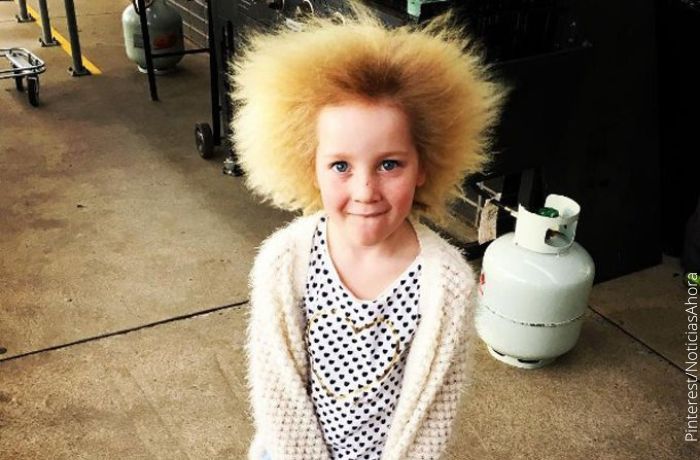 Foto de una niña con el cabello rubio y desordenado