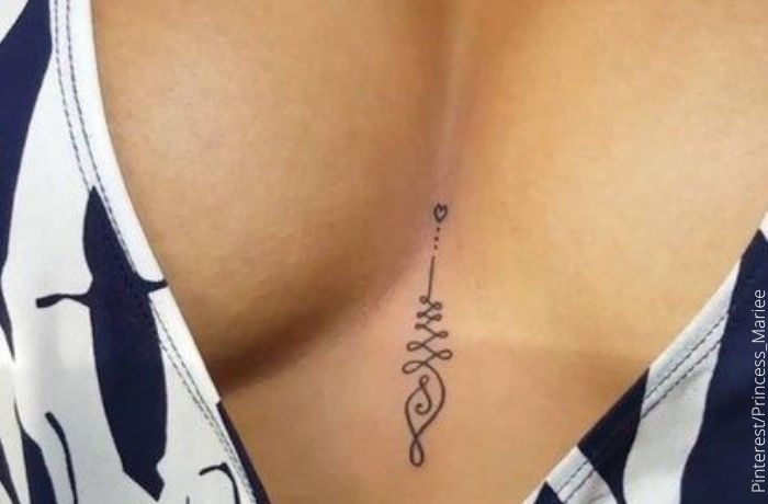 Foto de tatuaje unalome en el pecho de una mujer