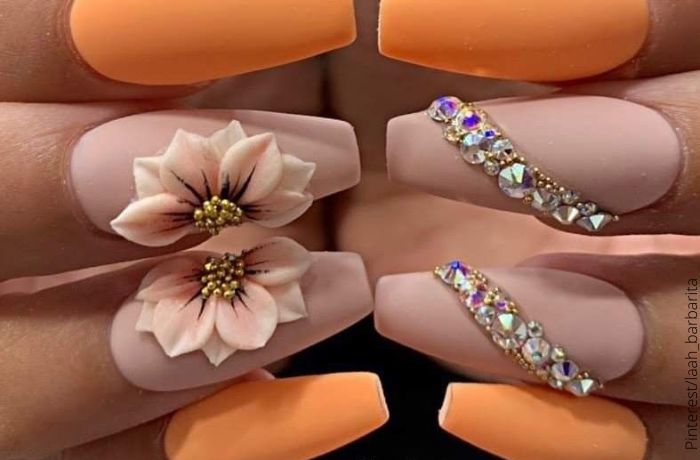 Foto de uñas decoradas en 3d con flores