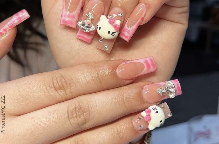Foto de uñas 3d decoradas con Hello Kitty