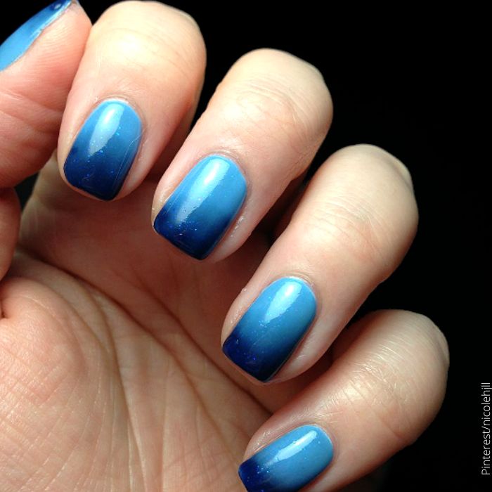 Foto de uñas degradé azul y azul oscuro