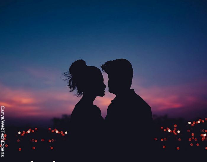 Foto de la silueta de una pareja enamorada frente a un cielo violeta con azul