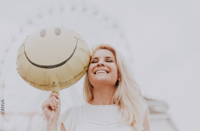 Foto de una mujer sonriendo con un globo