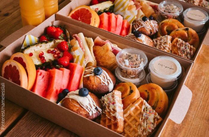 Foto de desayunos en caja con fruta y panes