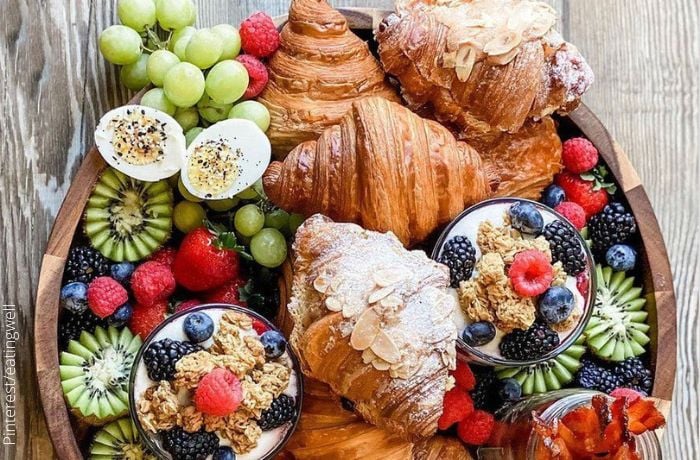 Foto de bandeja con frutas y panes