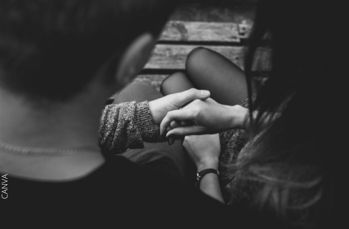 Foto a blanco y negro de una pareja tomada de la mano