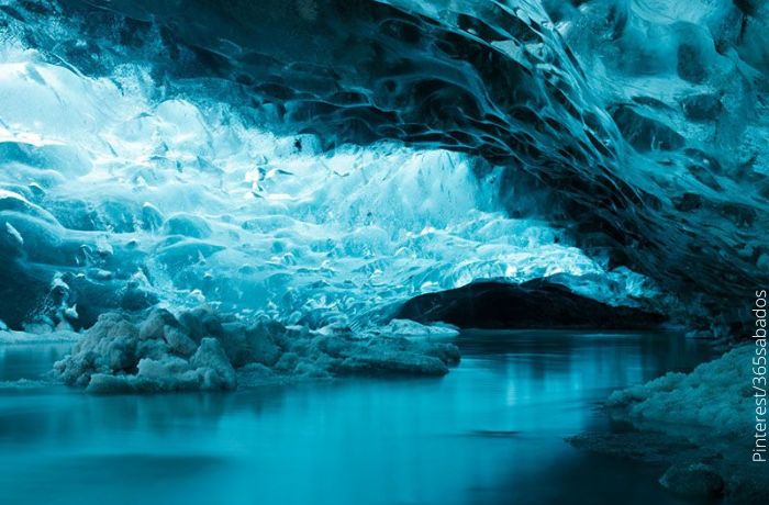 Foto de una cueva azul de hielo