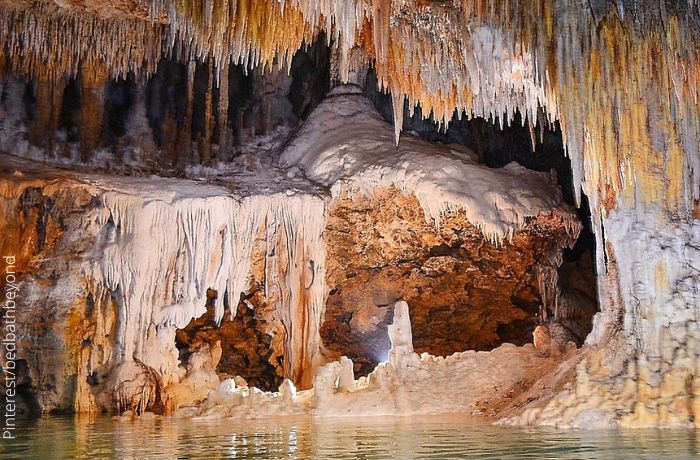 Foto de una cueva con muchas estalactitas