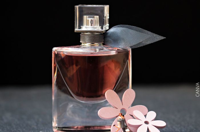 Foto de un perfume color rosa