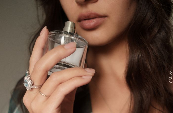 Foto de una mujer sosteniendo un perfume