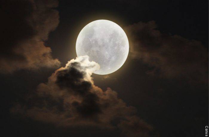 Foto de la Luna llena con nube