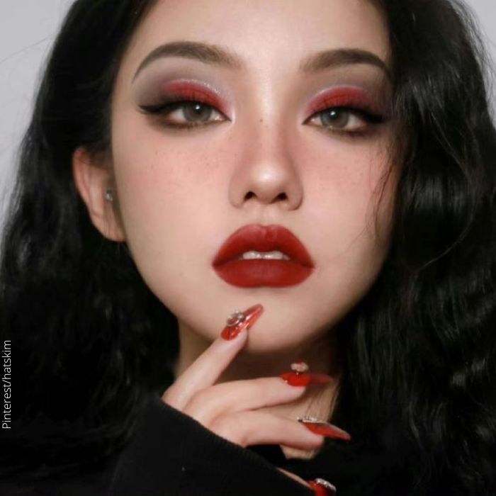 Foto de mujer con maquillaje rojo y negro