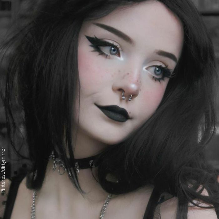 Foto de mujer con labios y delineado negro