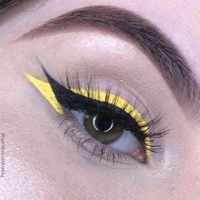 Foto de ojo delineado en negro y amarillo
