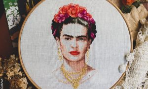 Foto de una ilustración en tela de Frida Khalo