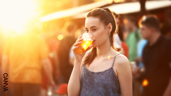 Foto de mujer tomando cerveza en un vaso de plástico