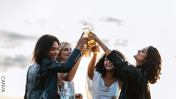 Foto de un grupo de mujeres brindando con cerveza