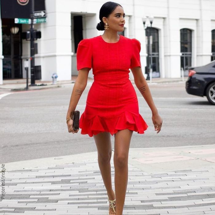 Foto de mujer con vestido rojo