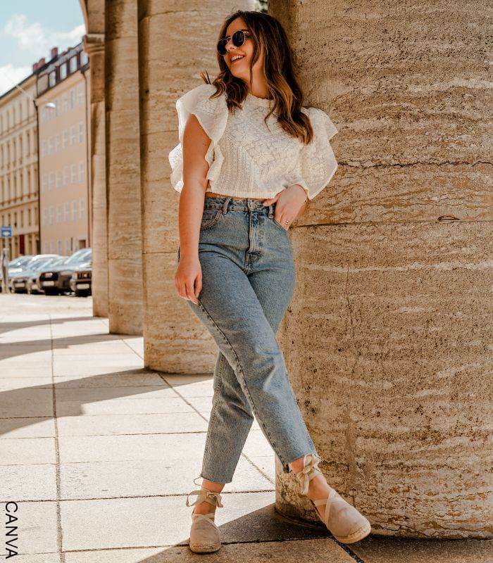 Foto de mujer con jeans y blusa blanca