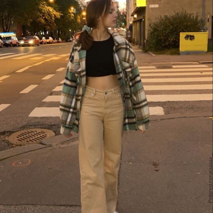 Foto de mujer con chaqueta a cuadros y pantalón café